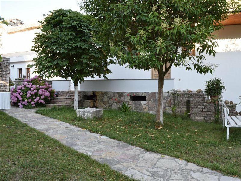 Hotel Bineri Gjirokaster Bagian luar foto