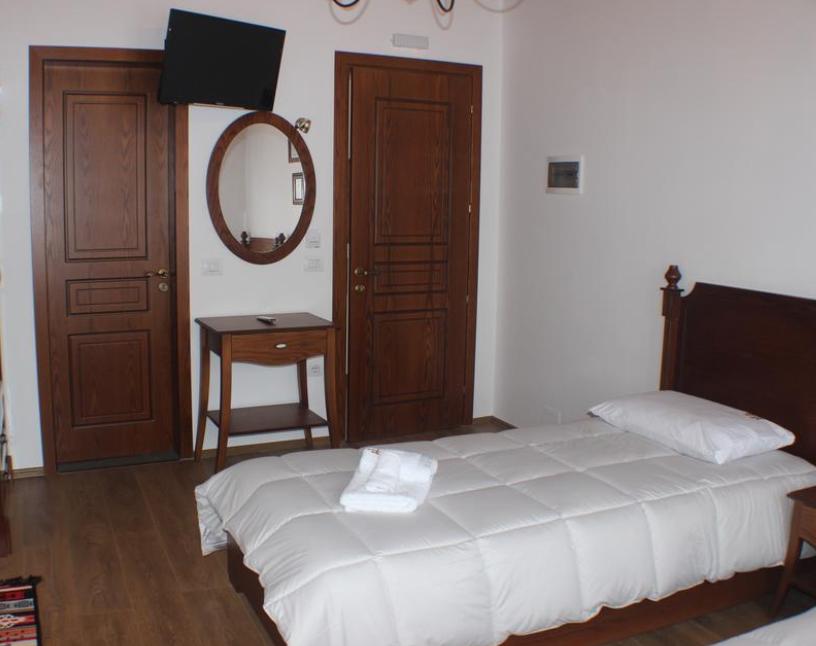 Hotel Bineri Gjirokaster Bagian luar foto
